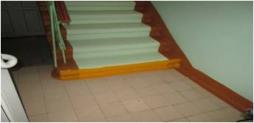 Лестницы Учреждения имеют закругленные ступени и поручни. Для ориентирования слабовидящих людей на каждом лестничном марше по краю первой и последней ступени на всю ширину выполнены контрастные полосы ярко - желтого цвета.