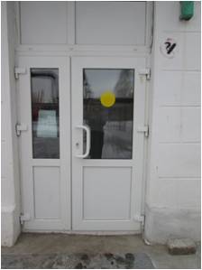 На дверях Учреждения с остеклением сделана окантовка желтого цвета для слабовидящих.