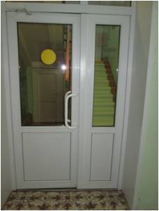 На всех стеклянных дверях в Учреждении имеются контрастные круги желтого цвета, информационные табло «Выход».